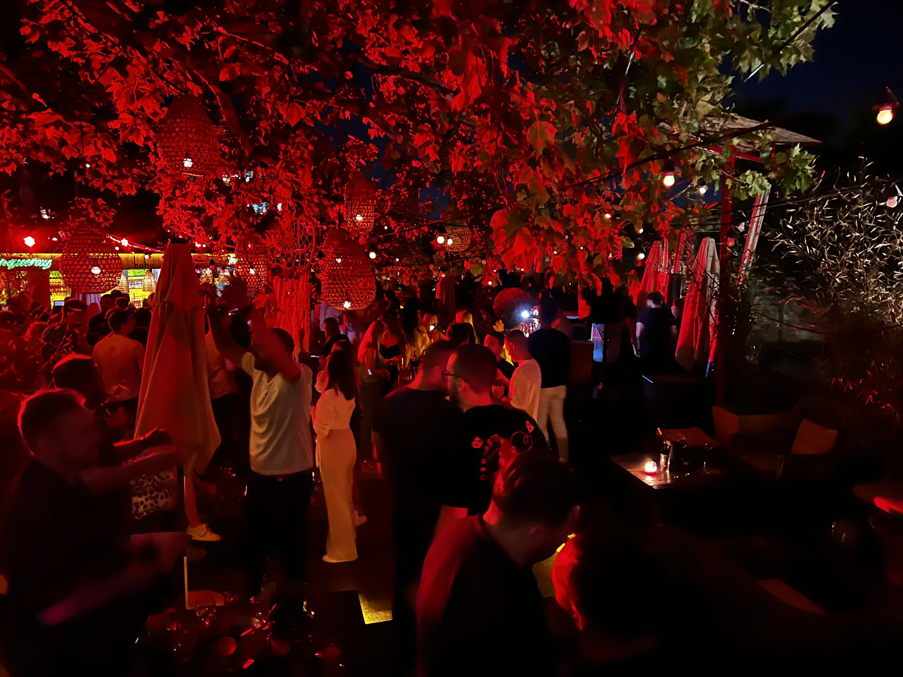 Groepsavond in een sfeervolle club in Belgrado