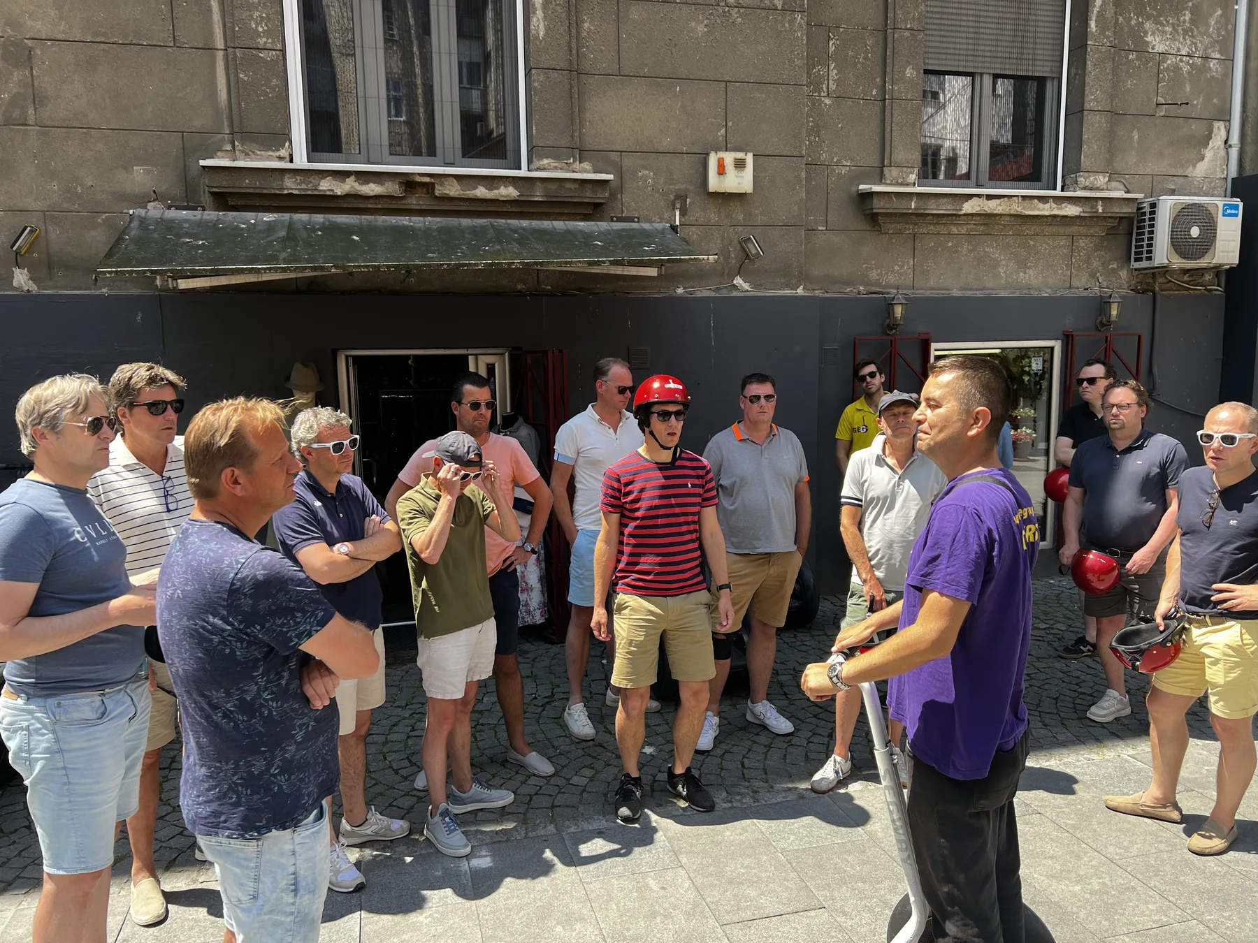 Groep deelnemers tijdens een begeleide activiteit in Belgrado