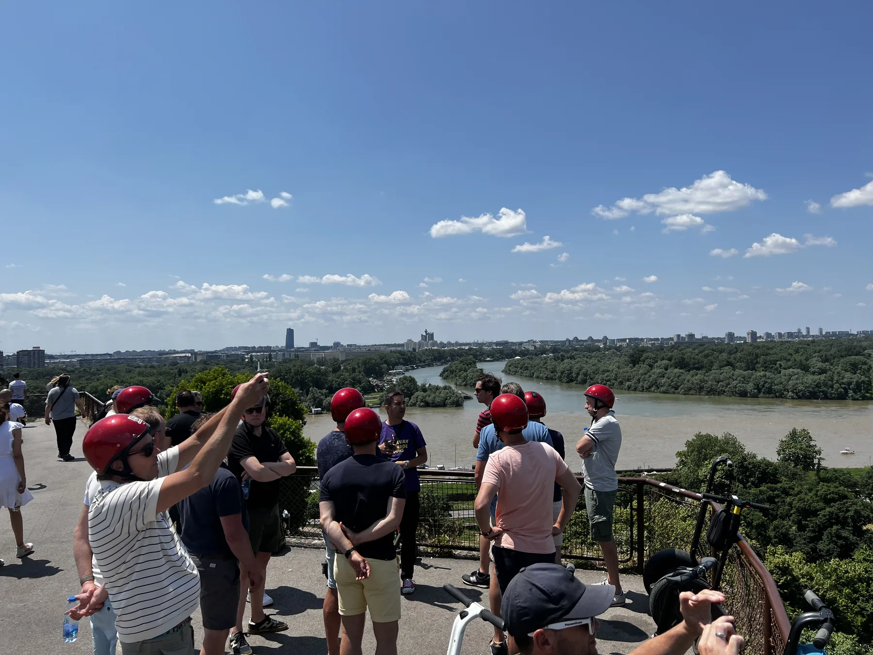 Groep deelnemers kijkt uit over de rivier en het landschap bij Belgrado