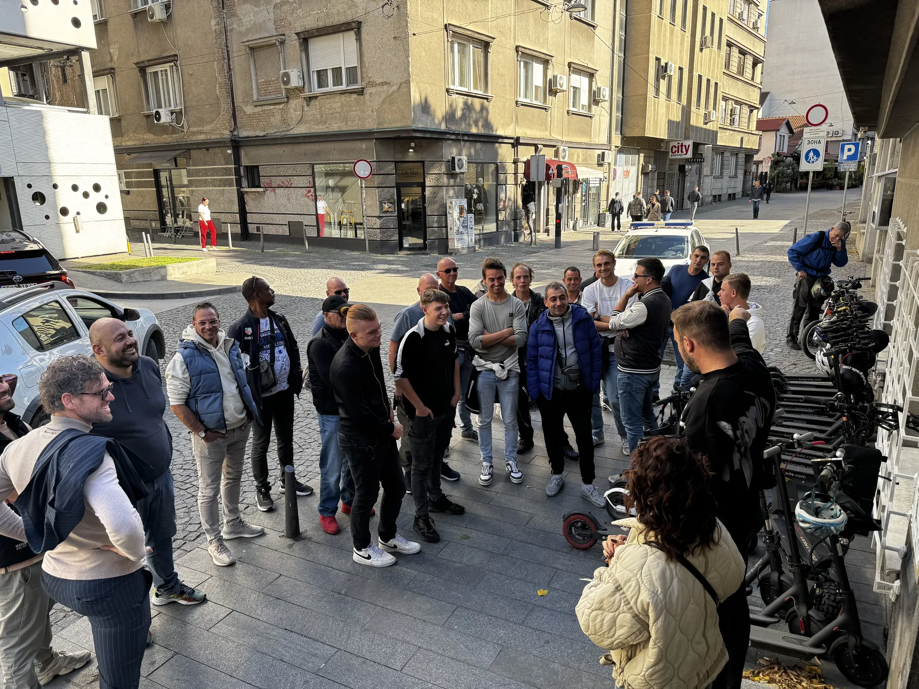 Groep deelnemers verzamelt zich in een straat in Belgrado