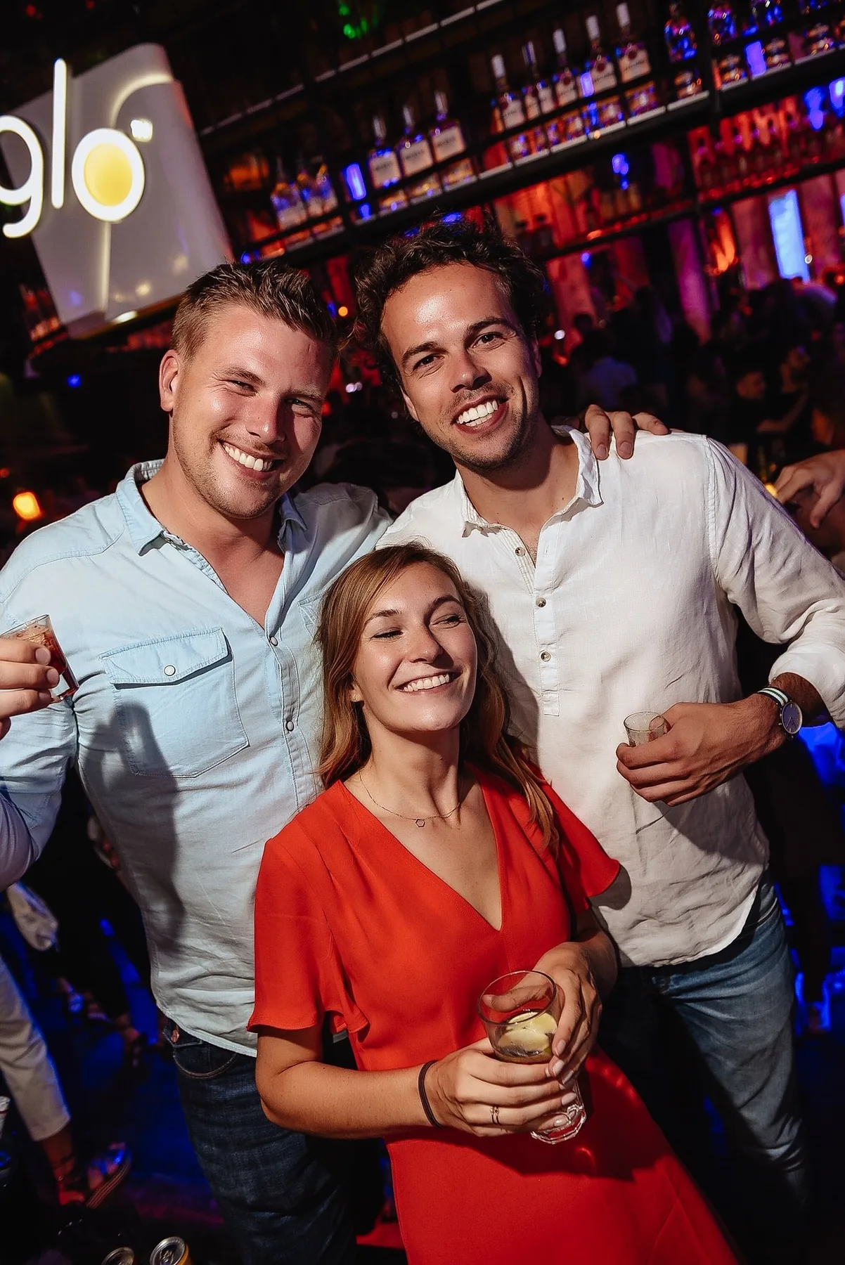 Deelnemers genieten samen van een avond in Belgrado