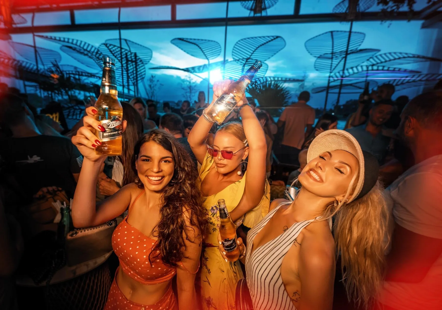 Groep deelnemers tijdens een feestelijke boottocht