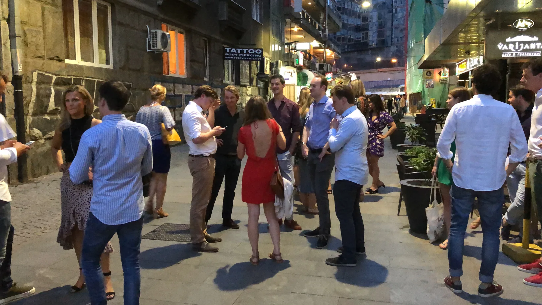 Groep deelnemers wandelt samen door Belgrado in de avond
