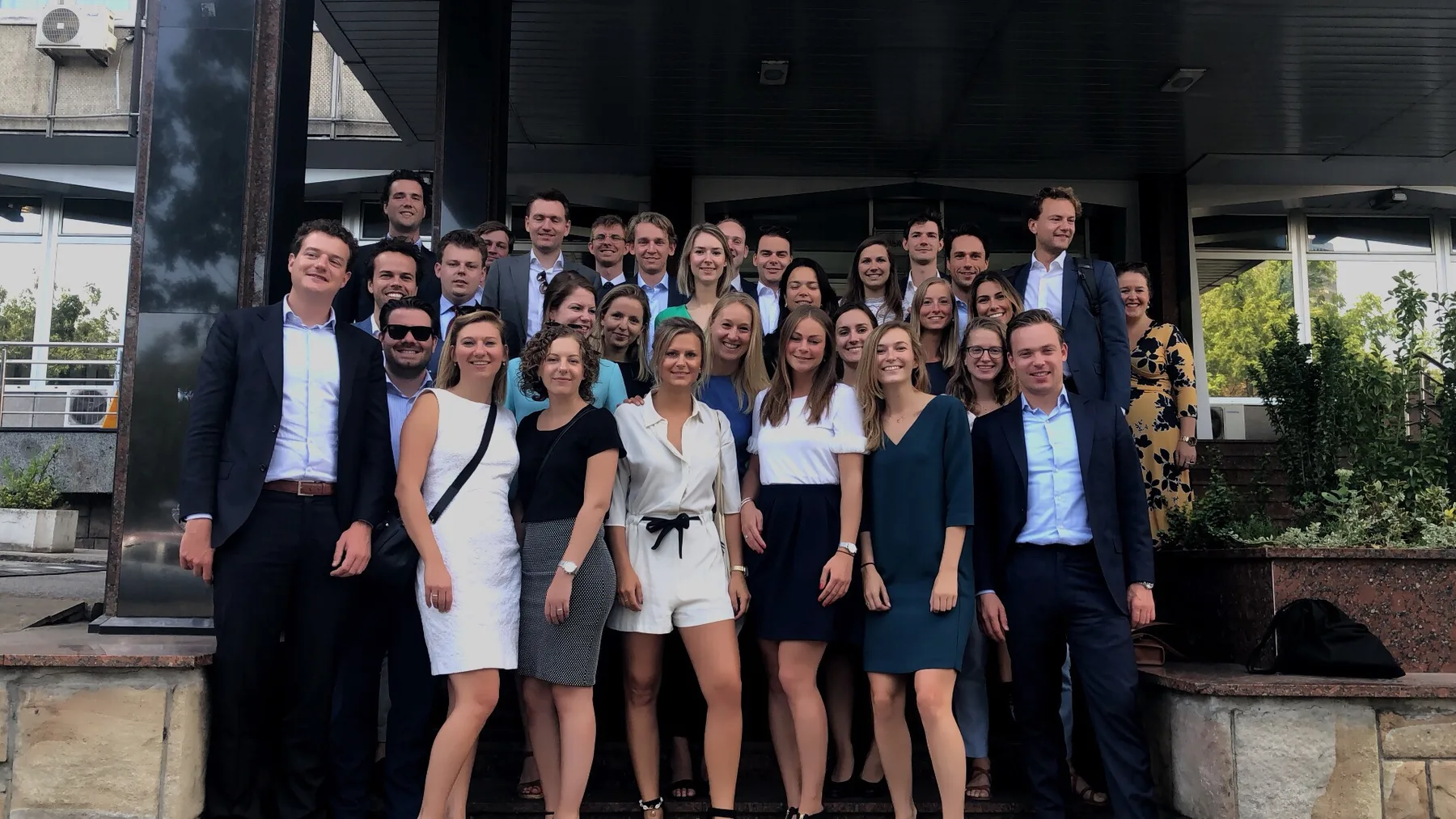 Grote groep deelnemers poseert samen in Belgrado