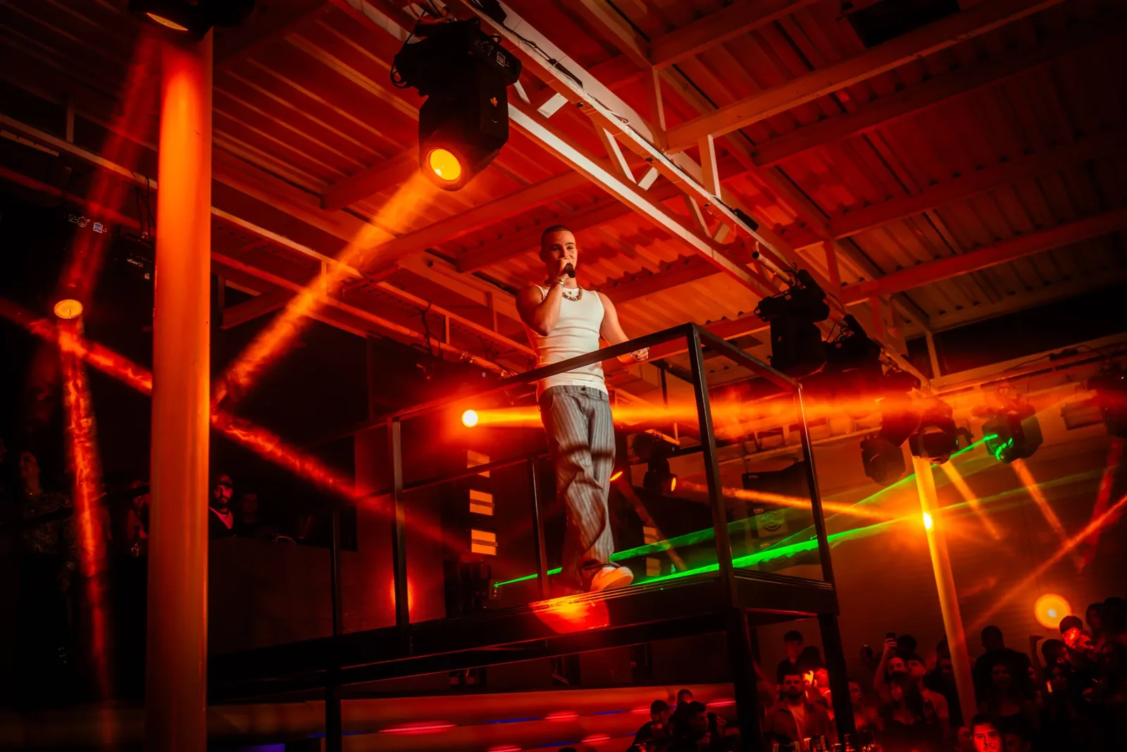 Laserlys og publikum på et dansegulv i Beograd