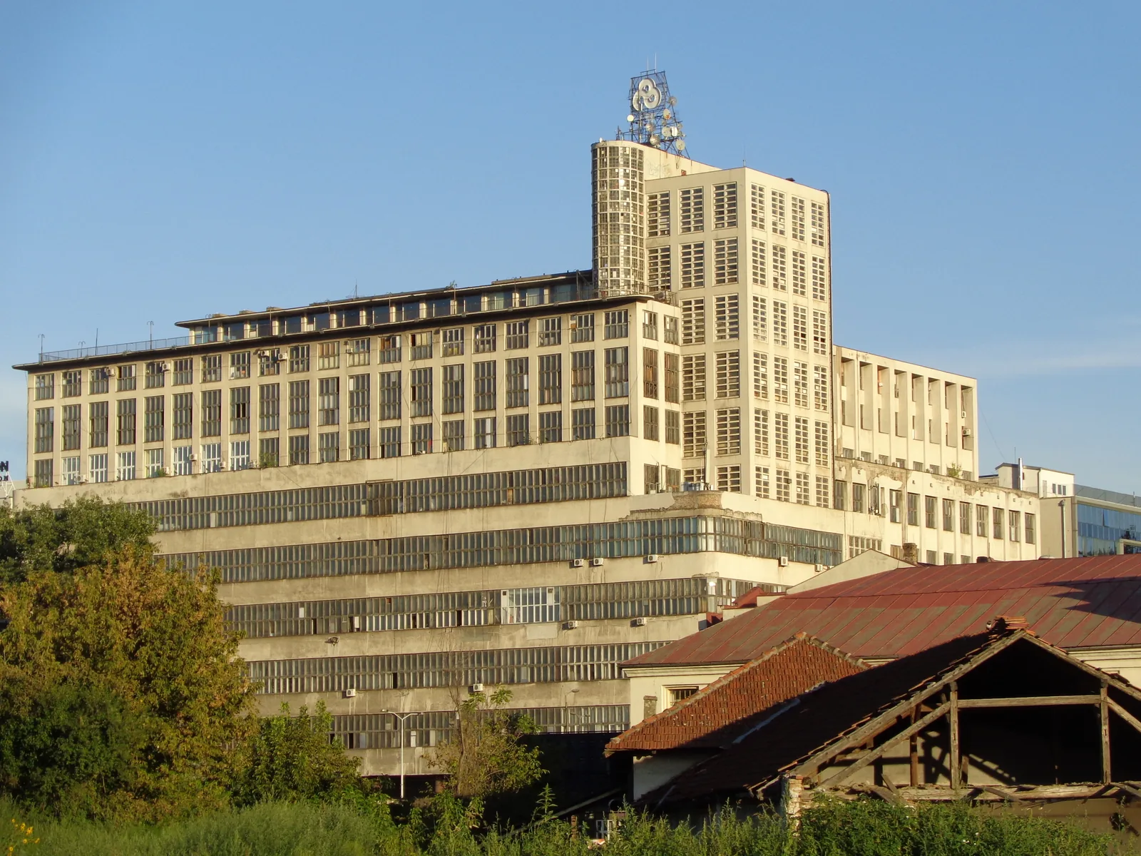 Het modernistische BIGZ-gebouw aan de Bulevar vojvode Mišića in Belgrado tegen een blauwe lucht