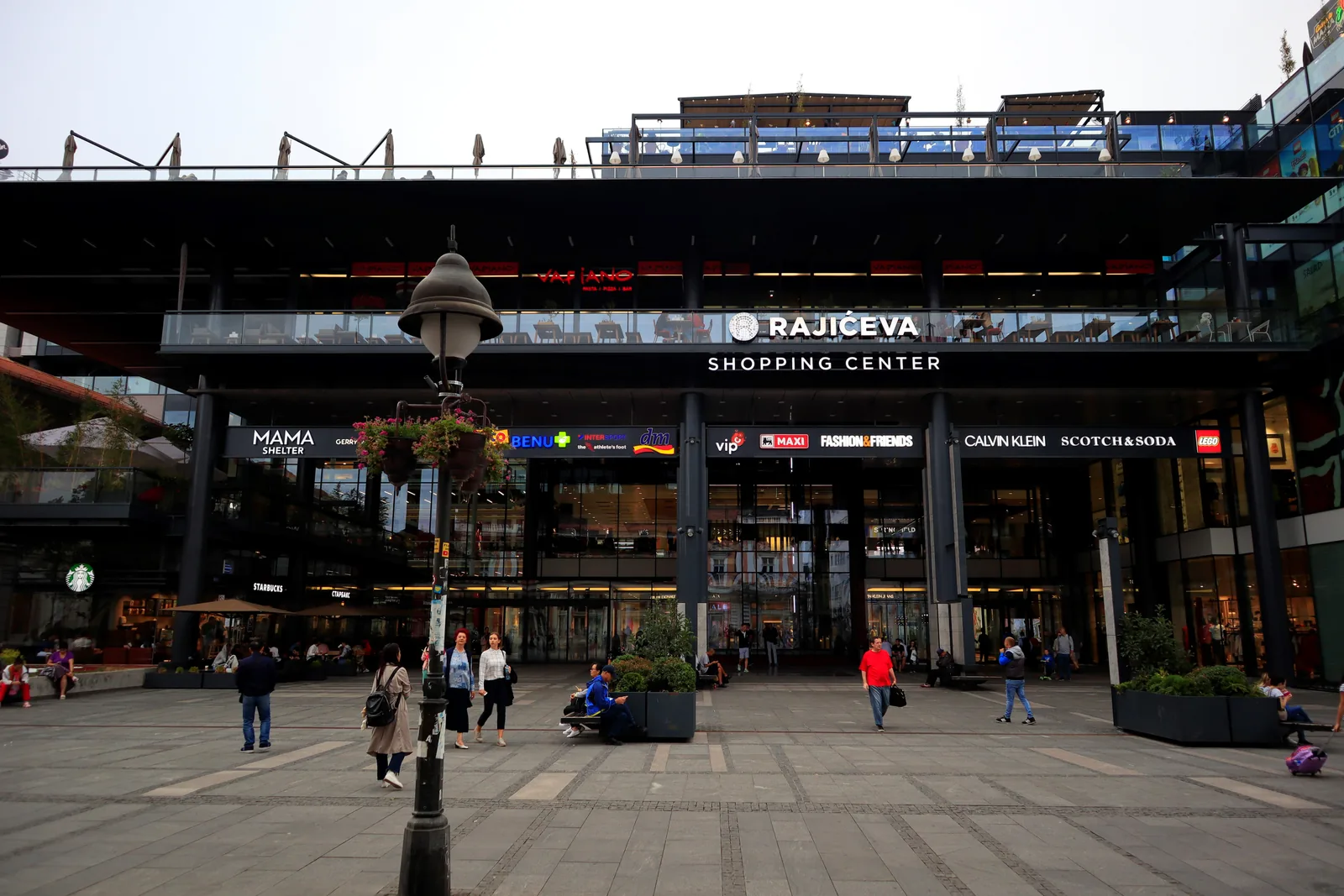 Winkelcentrum Rajićeva aan het eind van de Knez Mihailova in Belgrado, met het dakterras van Mama Shelter boven op het gebouw