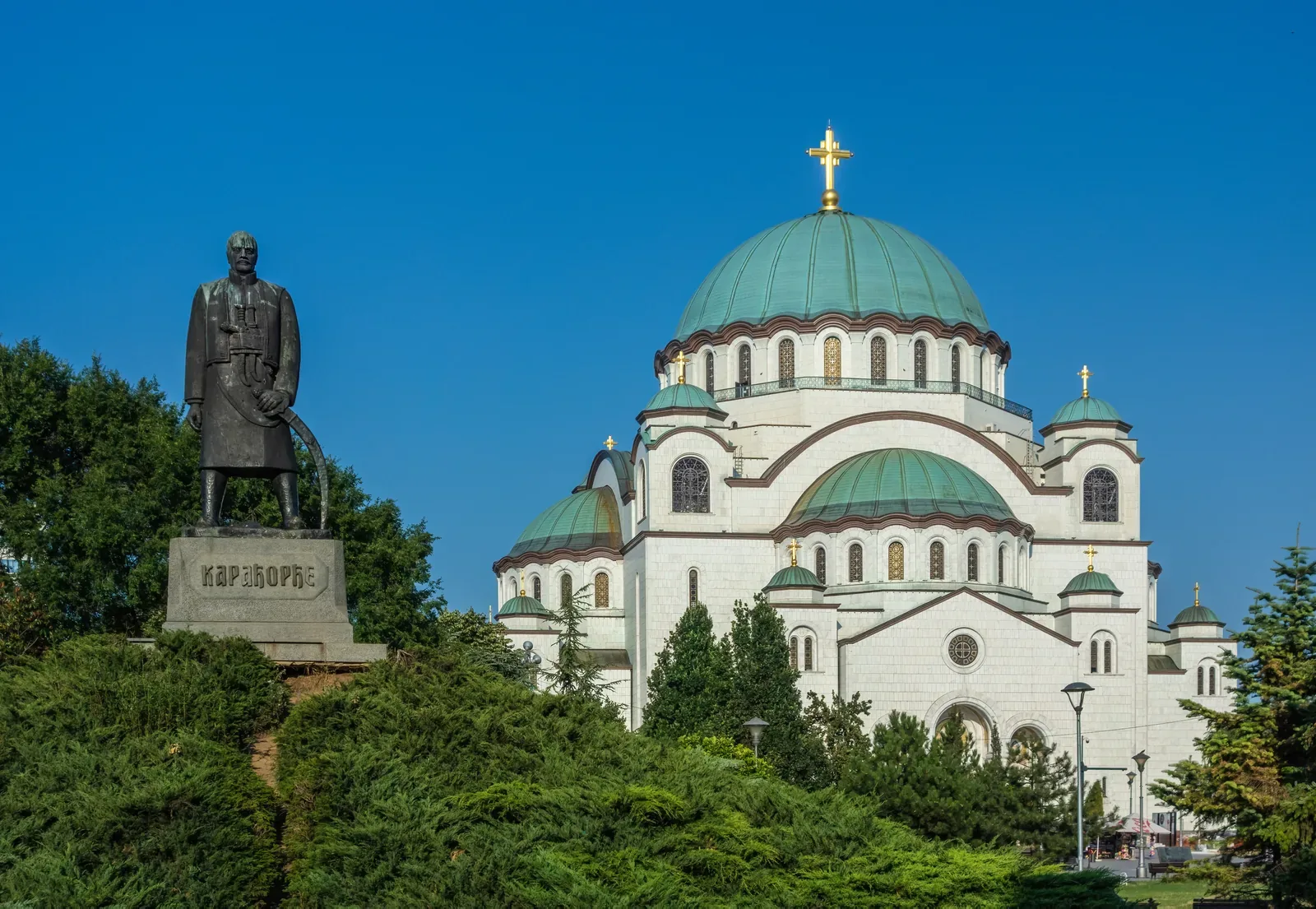 De Sint-Savatempel met groene koepels en het standbeeld van Karađorđe ervoor, Vračar, Belgrado