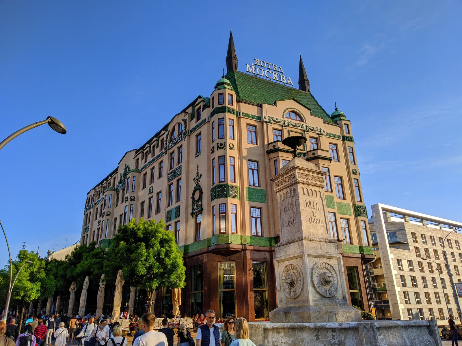 Hotel Moskva en de fontein op Terazije in het centrum van Belgrado op een zonnige dag