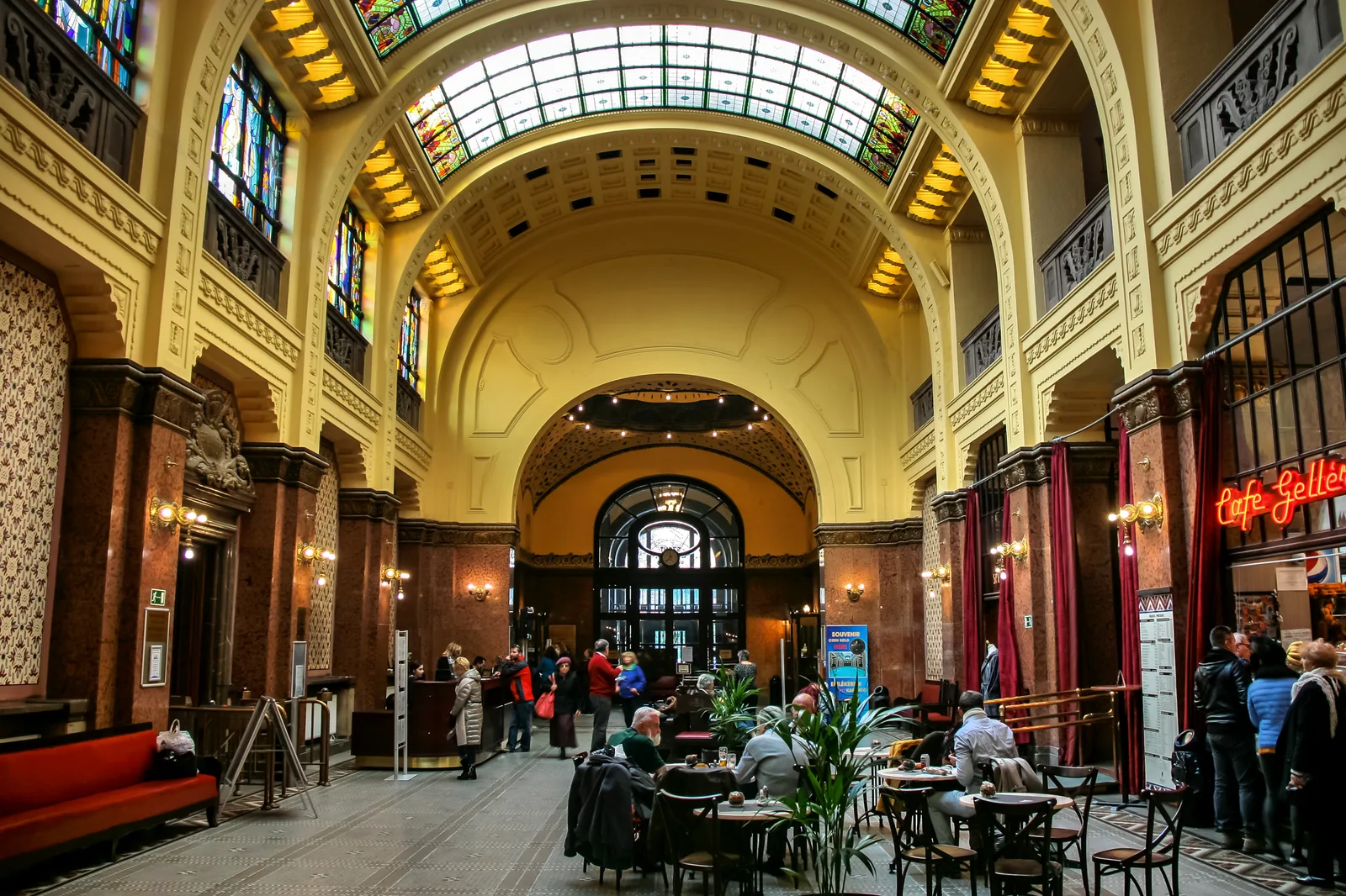 Grand hall Art nouveau des thermes Gellért à Budapest, avec verrière en voûte et galeries décorées