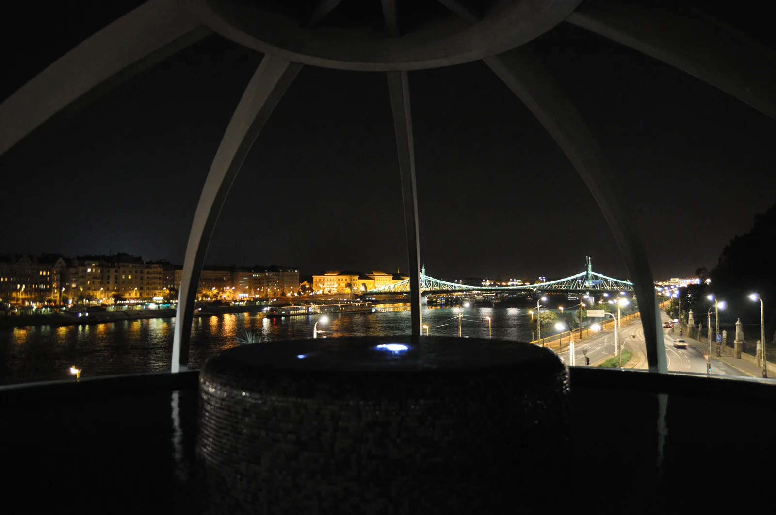 Bassin panoramique sur le toit des thermes Rudas la nuit, avec vue sur le Danube et les ponts éclairés de Budapest